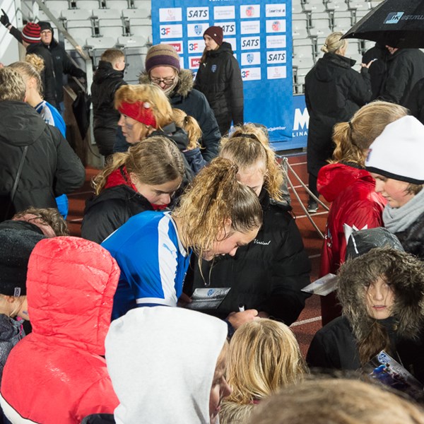 Tilskuerne Strømmer Til Kvindefodbold